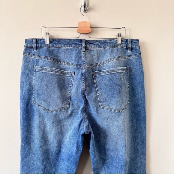 ELOQUII-DISTRESSED Medium Wash Crop Jeans (Size:18) - Picture 4 of 10